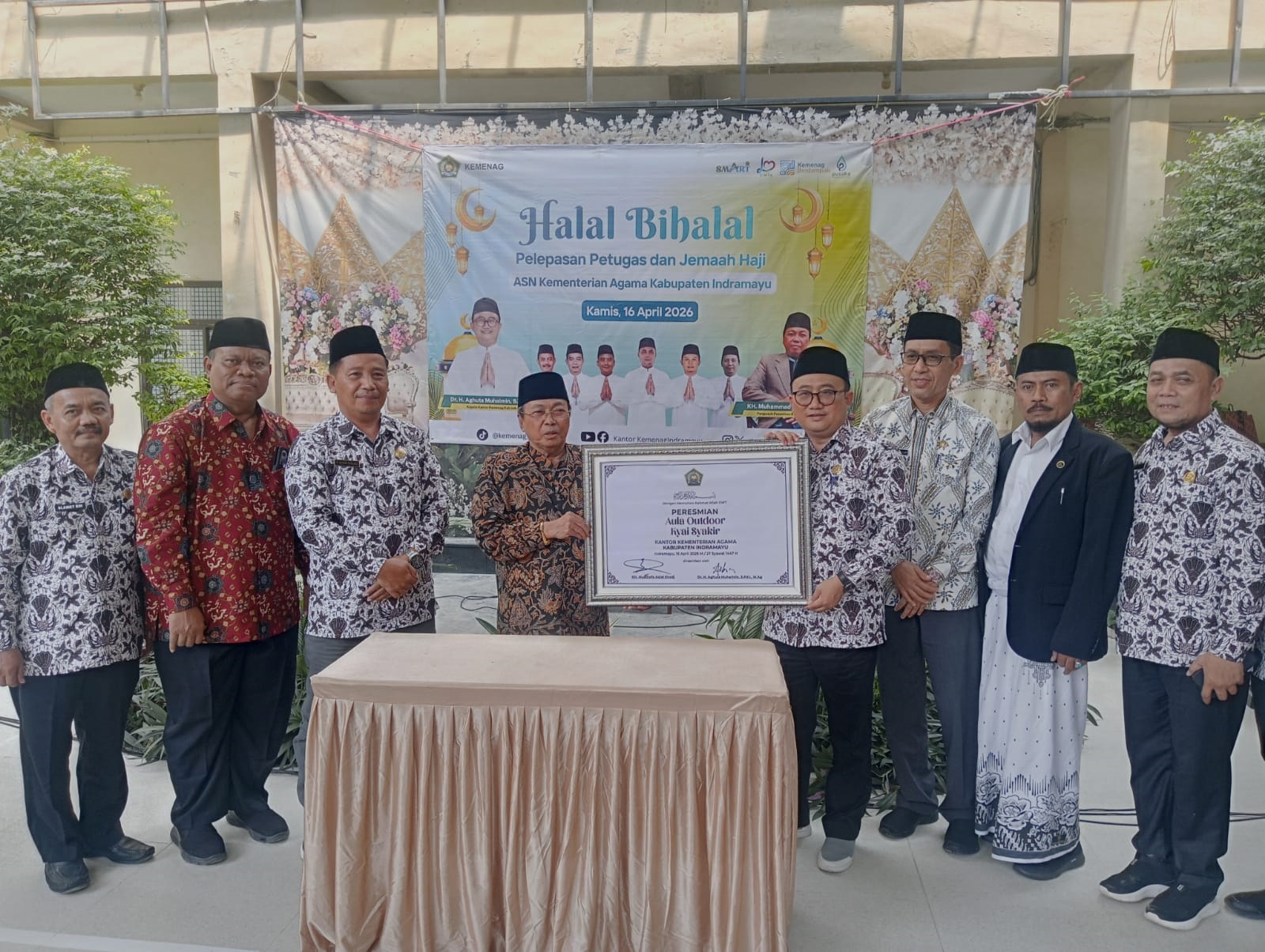 Lepas 10 Petugas Haji dan 32 Jamaah Haji  di Lingkungan  Kemenag Indramayu