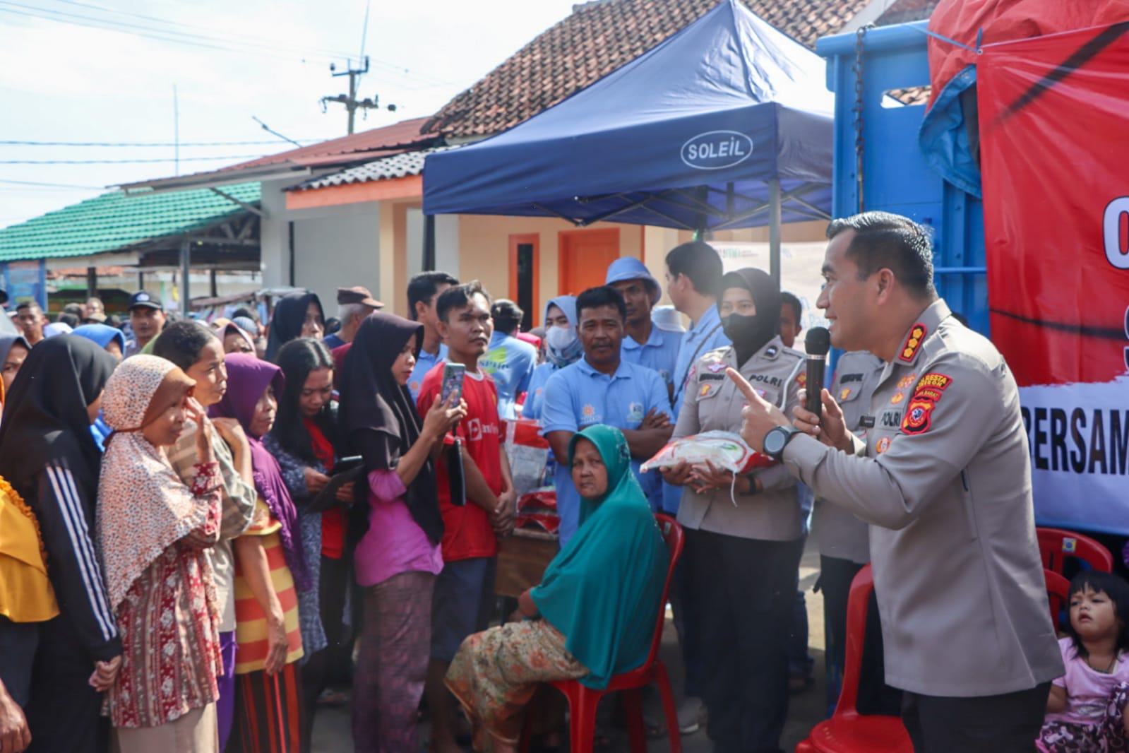 Warga Antusias Serbu Operasi Pasar Beras Murah