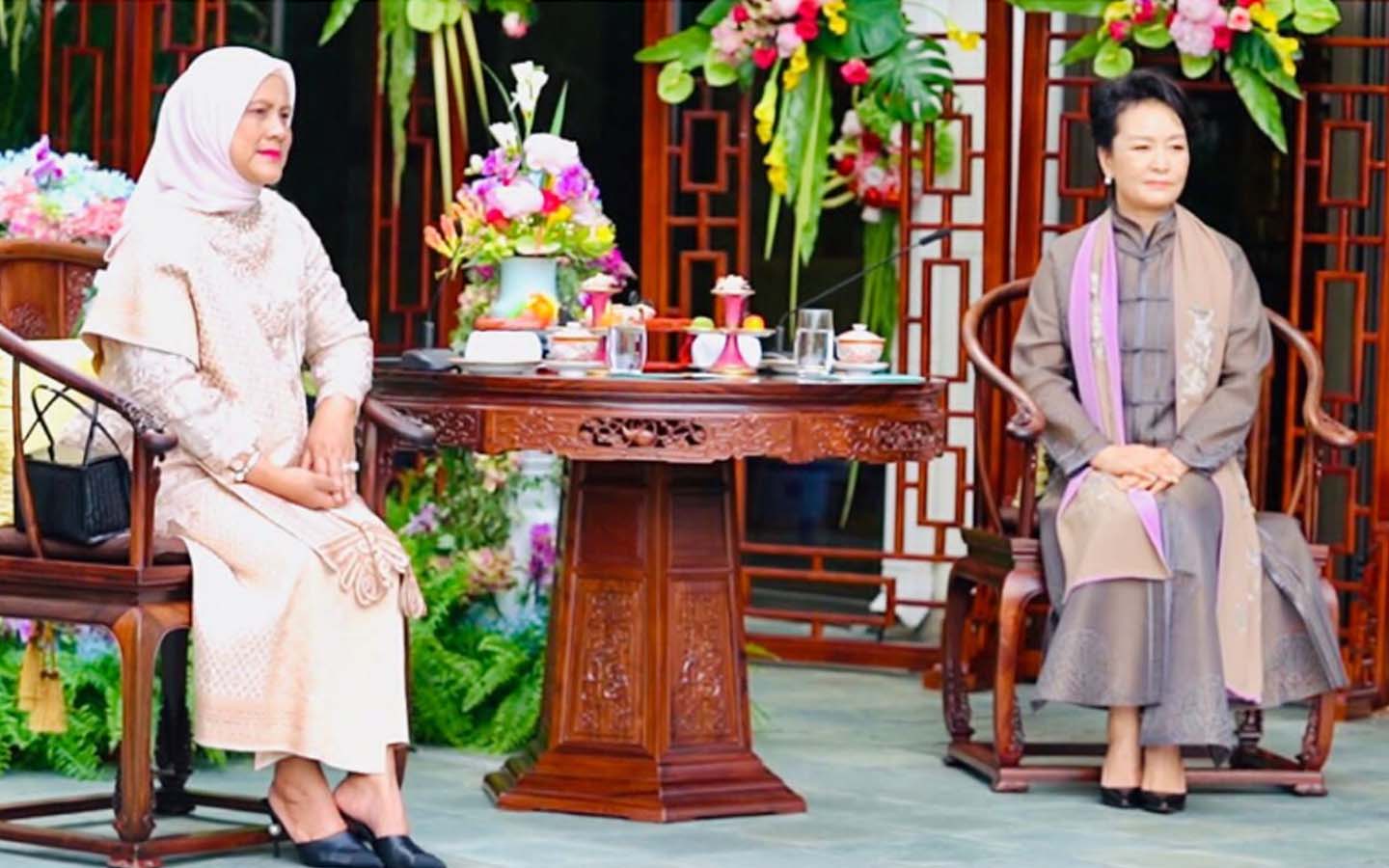 Tiba Di Tokyo, Jokowi dan Ibu Iriana Dijamu Minum Teh  oleh Madam Peng Liyuan