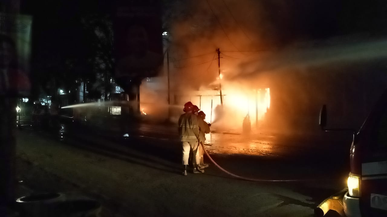 Bangunan Bengkel dan Service Jok Terbakar di Harjamukti, 7 Unit Mobil Damkar Diterjunkan