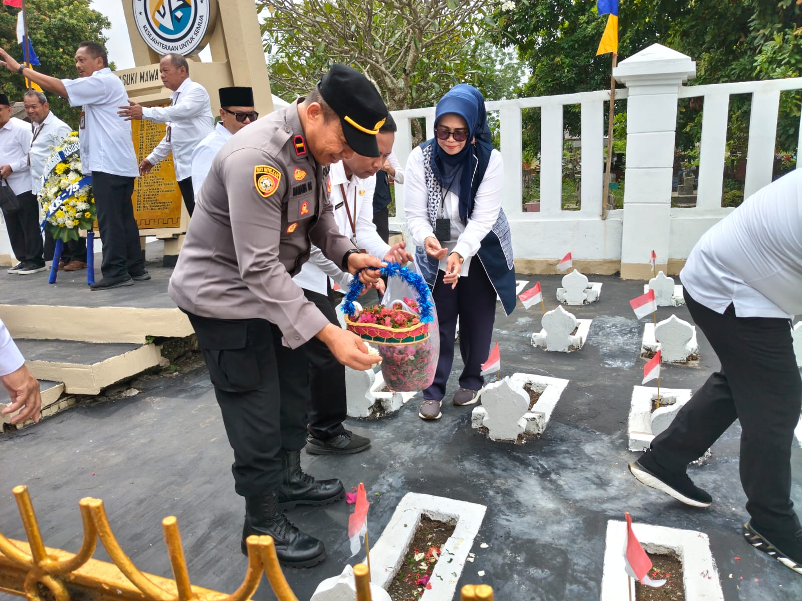 Peringati Hari Bhakti Transmigrasi ke 75 dengan Tabur Bunga di Makan Pionir Transmigrasi Sukra