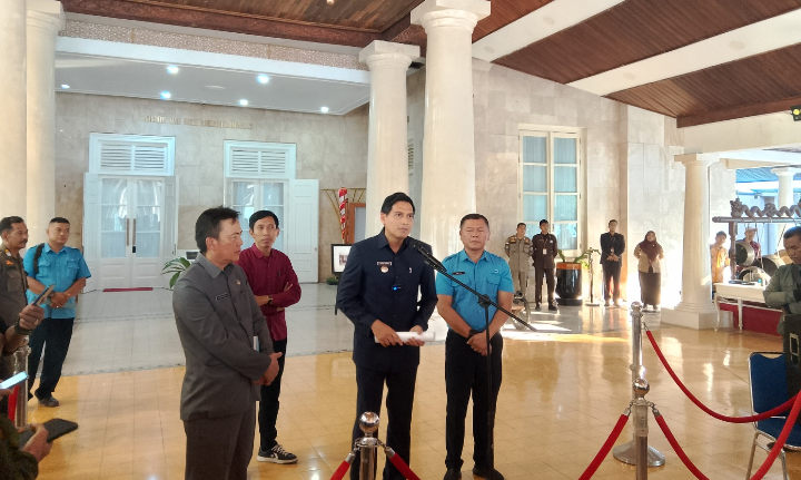 Air Keruh Diprotes Ribuan Warga, Bupati Lucky: Saya Hukum PDAM! 
