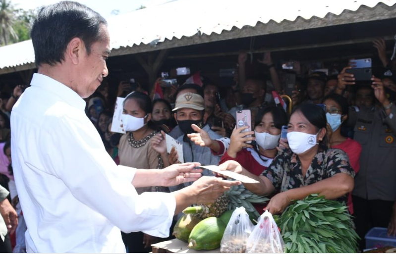 Presiden Jokowi Sapa Pedagang di Pasar Alasa
