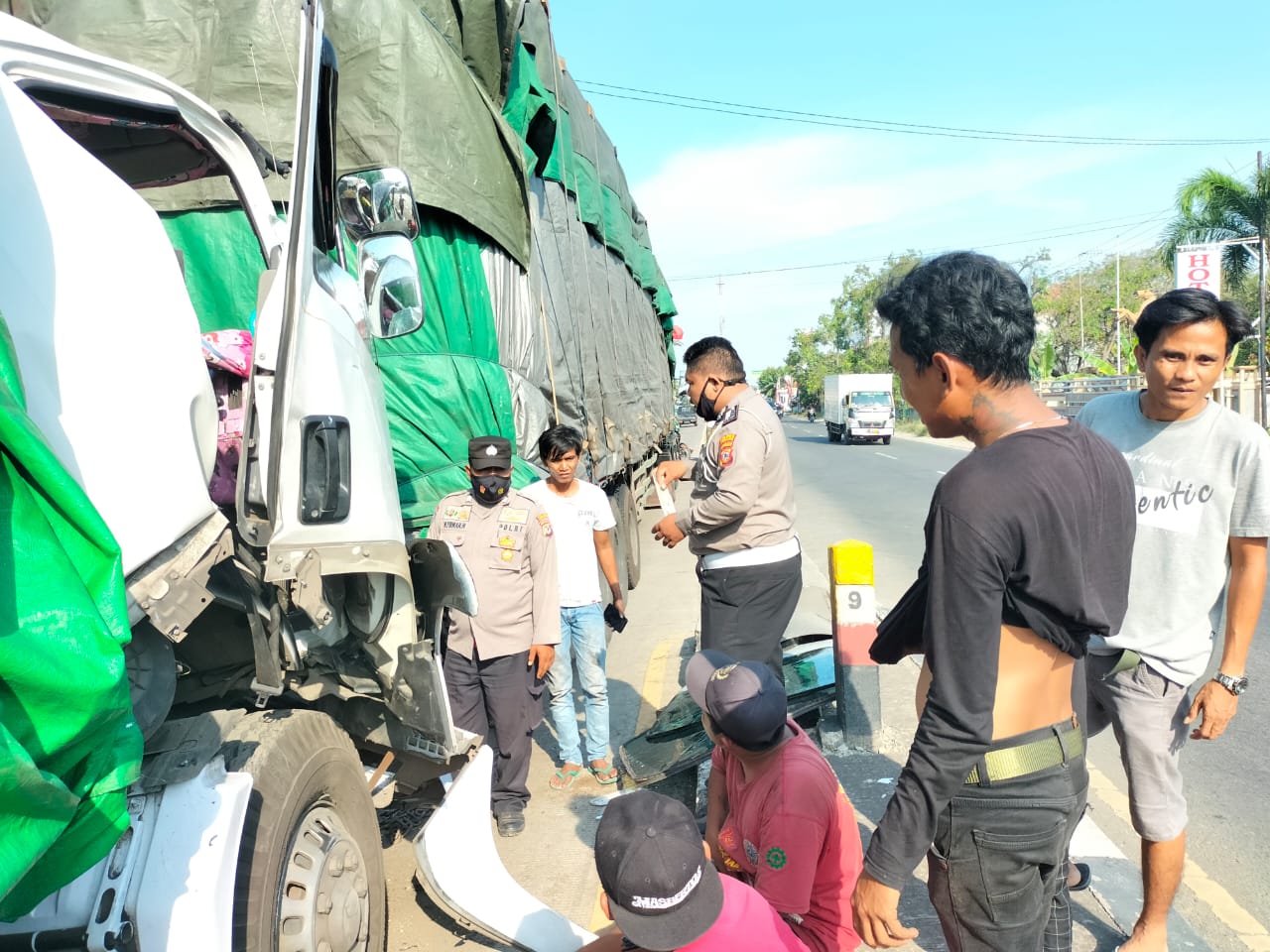 Hindari Sepeda Motor, Truk Trailer Seruduk Trailer di Losarang