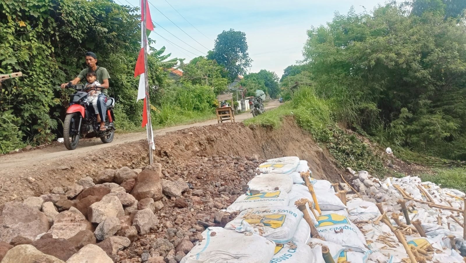 Tinggal 1 Meter, Jalan Desa Ligung Lor Tergerus Erosi 