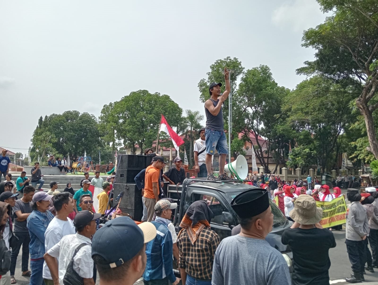 Demo Jilid 4, Warga Surakarta Datangi Kantor Bupati 
