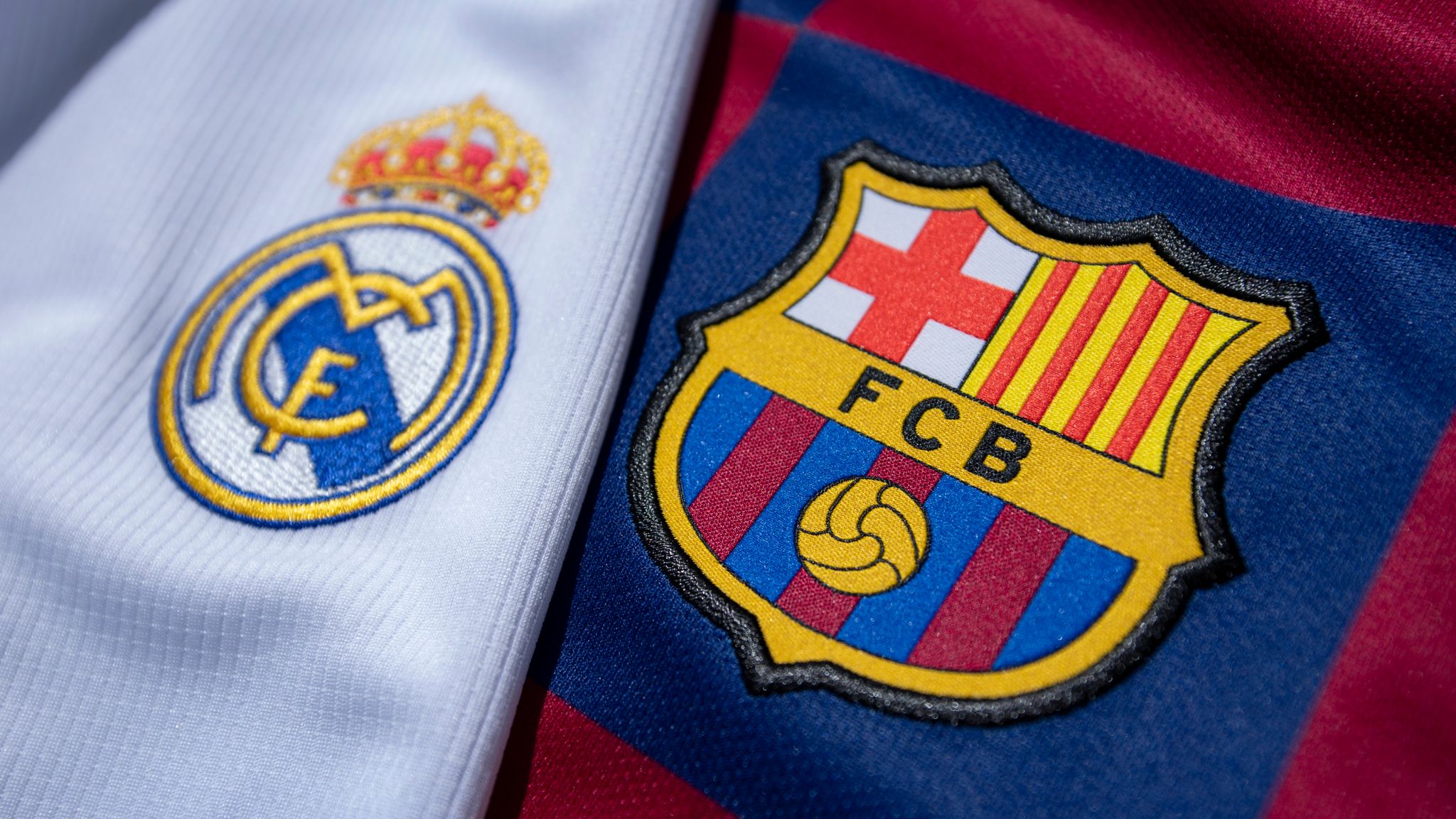 Real Madrid vs Barcelona, Siapa Raja Fans Dunia? Angka Followernya Bikin Geleng Kepala!