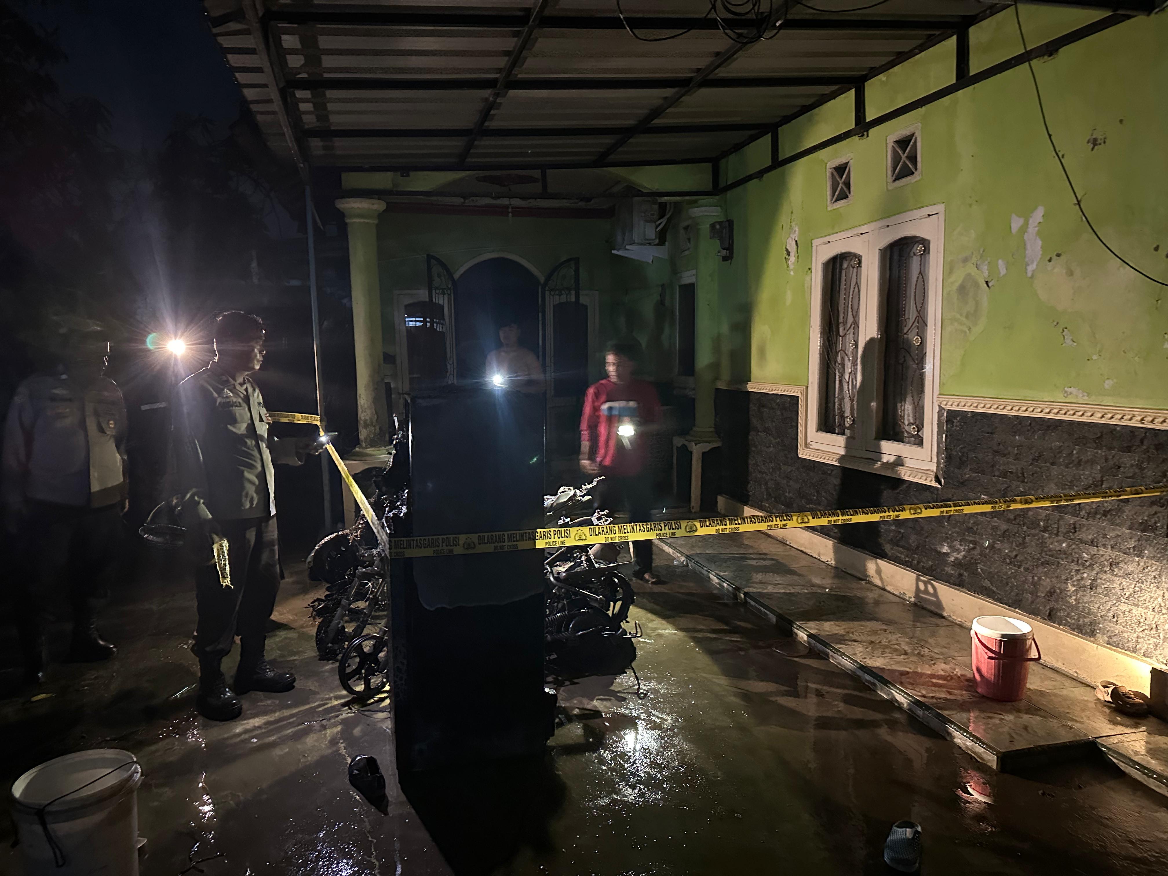 Rumah Warga di Pasekan Terbakar, Dua Unit Motor dan Dua Unit Sepeda Listrik Ikut Terbakar