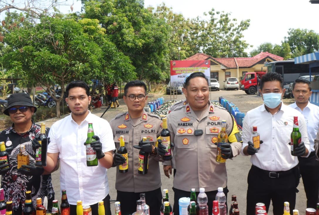Polres Indramayu Musnahkan Belasan Ribu Botol Miras Jelang Nataru