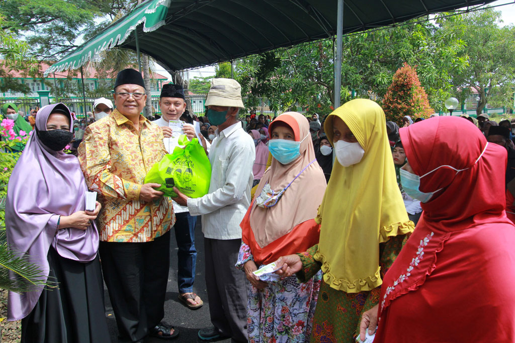 Jelang Idul Fitri, Dedi Wahidi Kembali Santuni Fakir Miskin