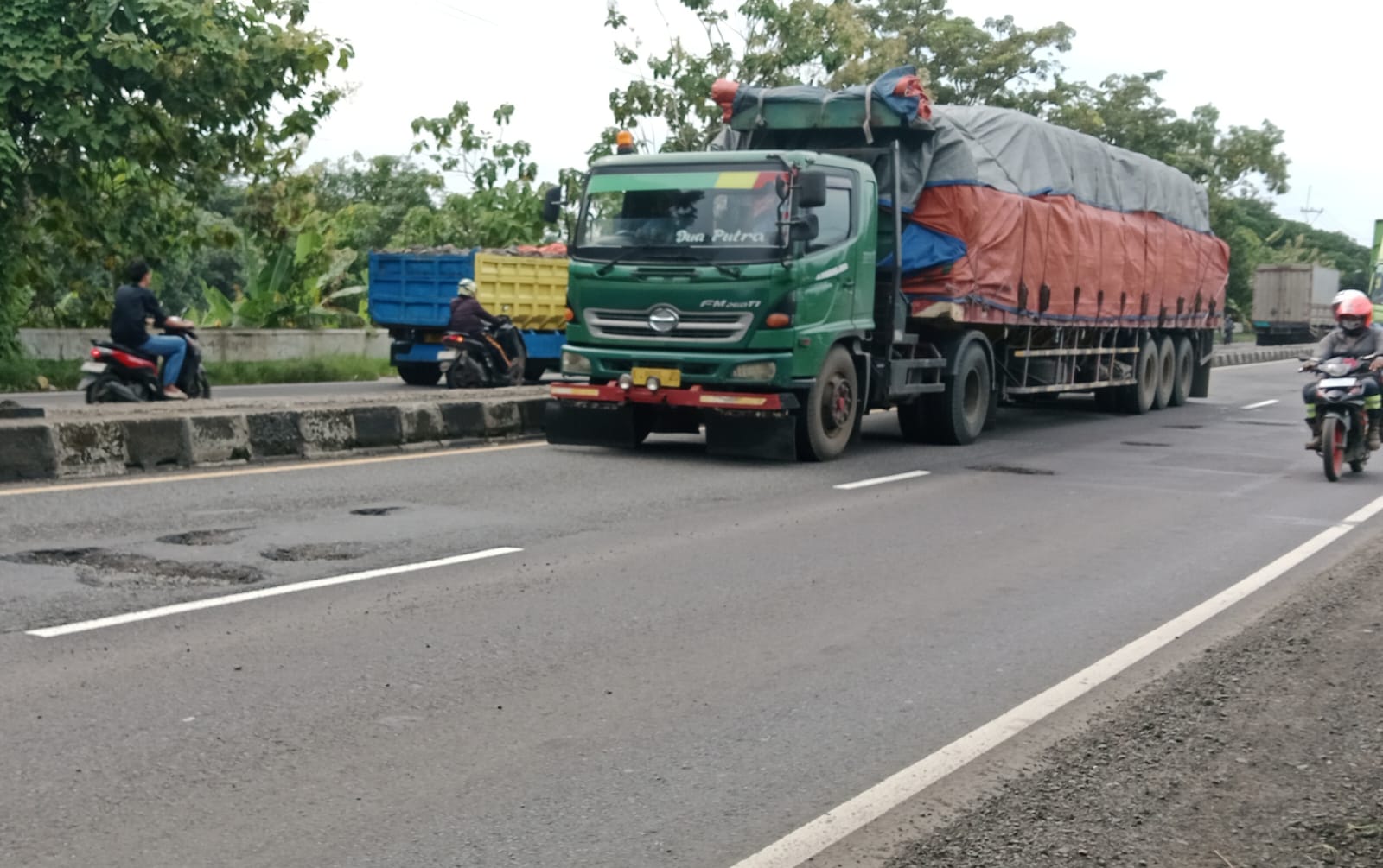 Dipenuhi Ranjau Lubang, Pengguna Jalan Pantura Was-was