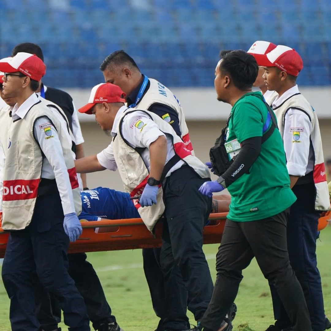 Respect Tim Medis Persebaya! Pemain Persib Tyronne del Pino Pingsan di Lapangan Saat Pertandingan