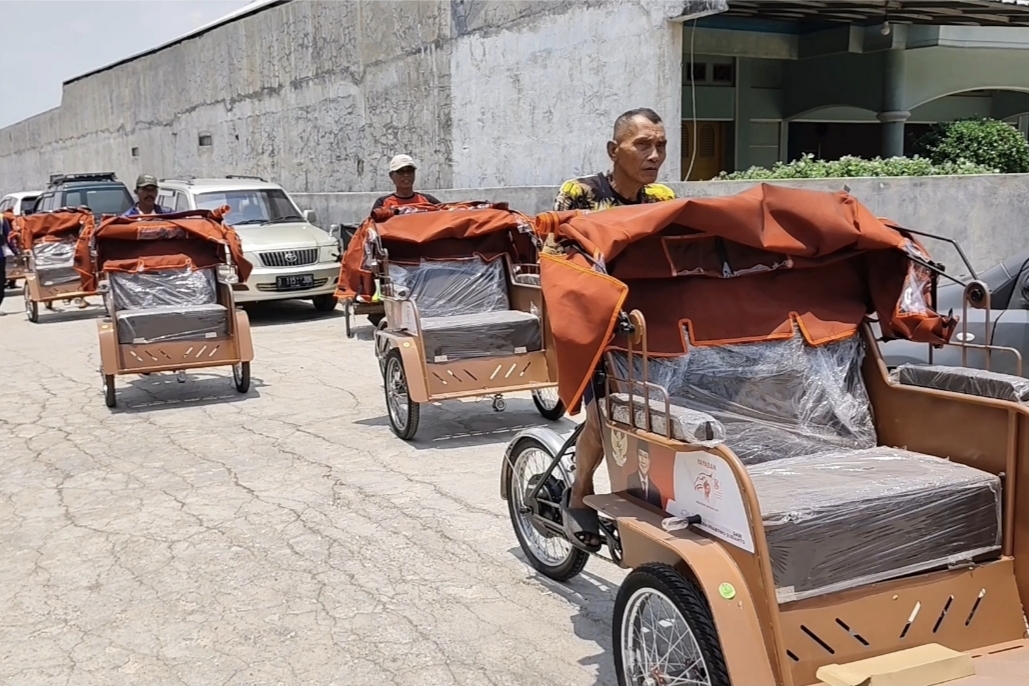Lucky Hakim Salurkan 220 Becak Listrik Bantuan Presiden Prabowo untuk Lansia di Indramayu
