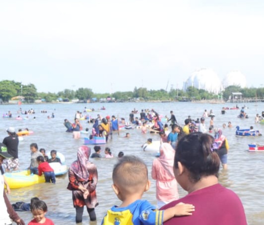 Pantai Tirta Ayu Balongan Jadi Tempat Favorit Selama Liburan Idul Fitri 1445H