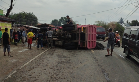 Hindari Elf, Tronton Seruduk Rumah Makan di Ruas Jalan Cirebon-Bandung