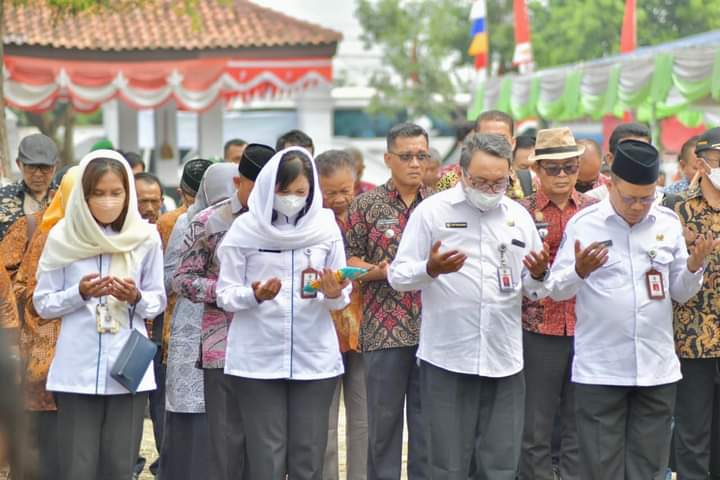 Pejabat Kemendes PDTT Ziarah ke Makam Pionir Transmigrasi di Indramayu