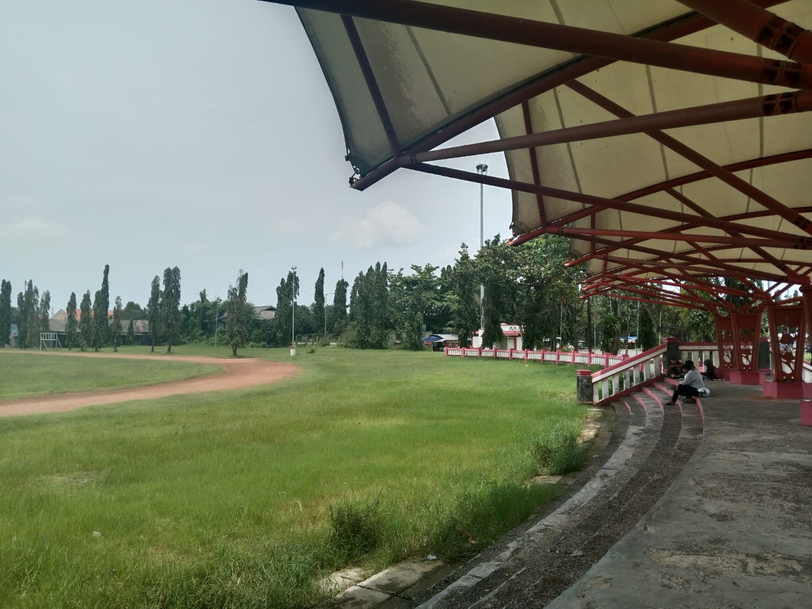 Lapangan Atletik Ditumbuhi Rumput Liar, Kondisi Sport Center Memprihatinkan 