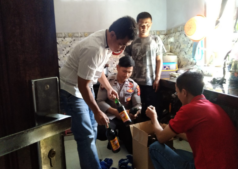 Razia Miras, Polisi Tangkap Penjual di Cikijing dan Amankan Puluhan Botol Intisari