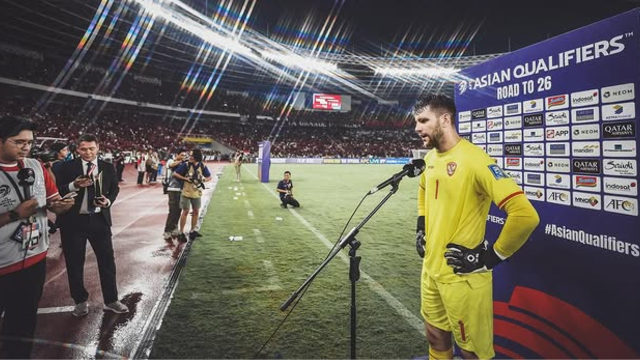 Kiper Timnas Indonesia, Maarten Paes, Ajak Wartawan AS Nikmati Suasana Luar Biasa di Stadion Gelora Bung Karno