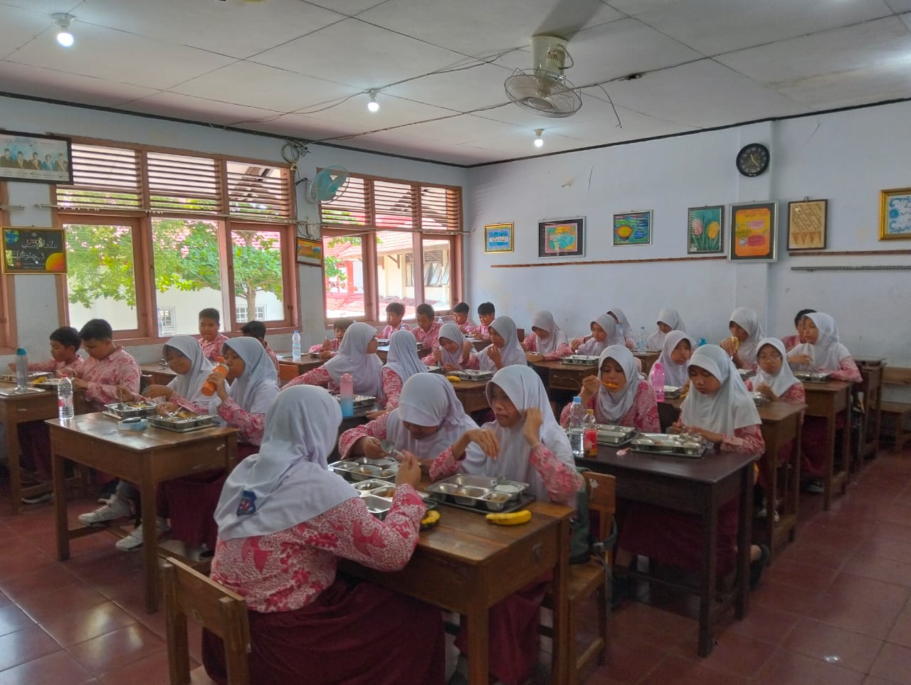 Program Makan Bergizi Gratis Diluncurkan di SDN Margadadi 4, Anak-anak Antusias dan Senang