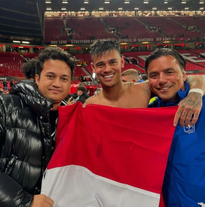 Bendera Merah-Putih Dibentangkan di Europa League Oleh Mees Hilgers! Bentuk Cinta Nyata Pada Indonesia 