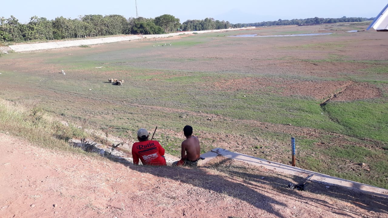 Kering, Waduk Cipancuh Manjakan Penggembala Kambing