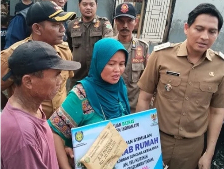 Bupati Lucky Hakim Bantu Korban Kebakaran di Tukdana