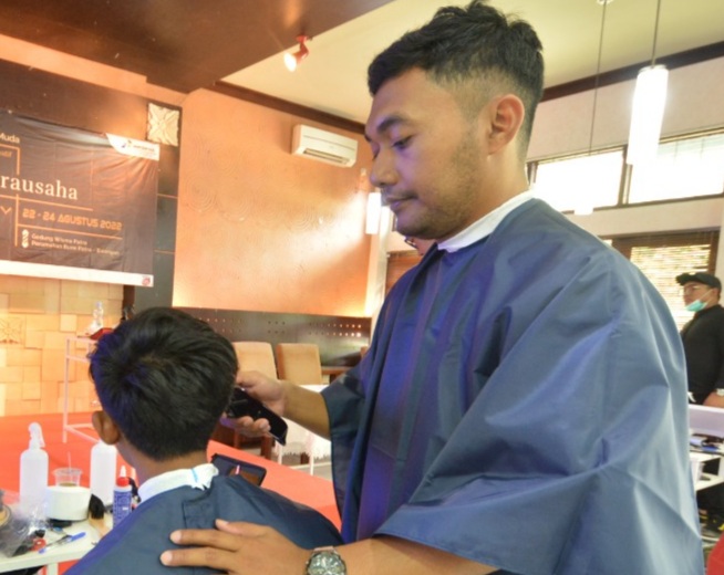 Belasan Pemuda Balongan Dilatih Jadi Barbershop