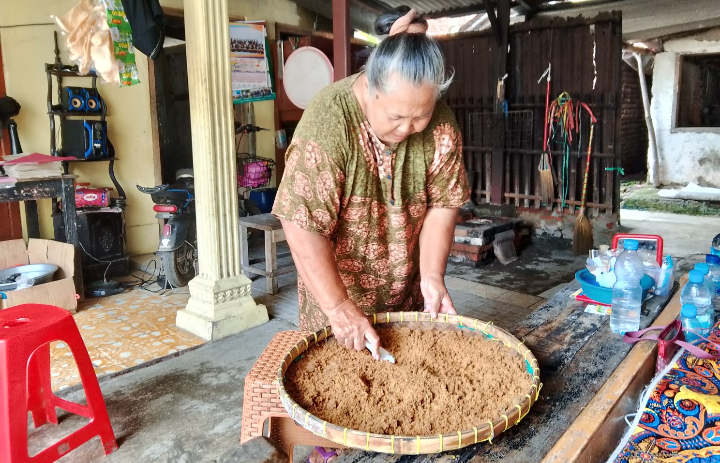 Mengenal Warinah Penjual Geblog Pondoh, Habiskan 20 Kg Ketan Setiap Hari untuk Penuhi Permintaan Pelanggan