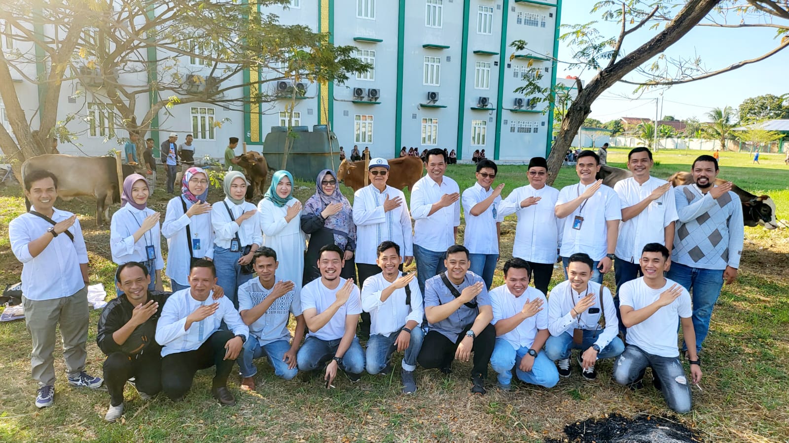 BNI Cabang Indramayu Sumbang 1 Ekor Sapi Kurban ke Yayasan Darul Ma'arif Kaplongan