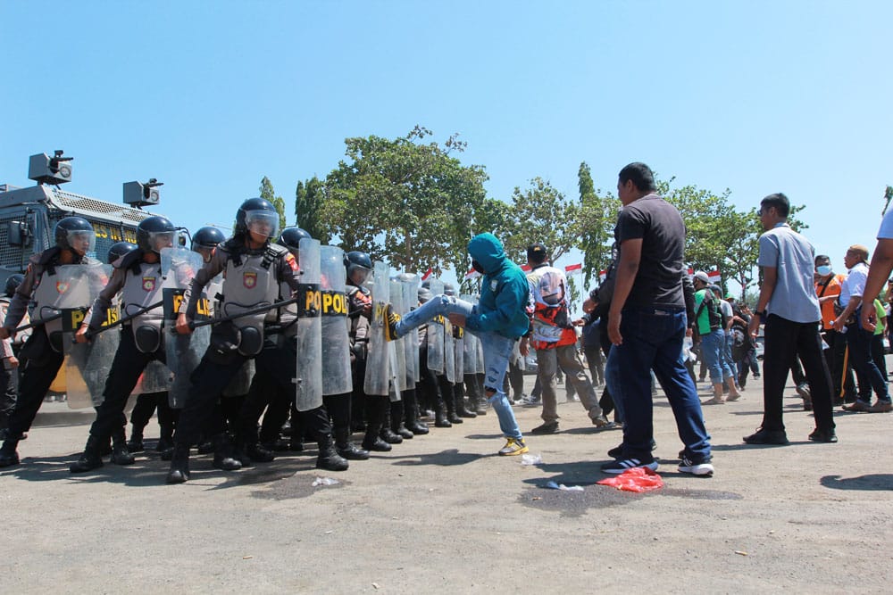 Polisi dan Ratusan Massa Terlibat Bentrok di Sport Center Indramayu, Oh Ternyata.. 