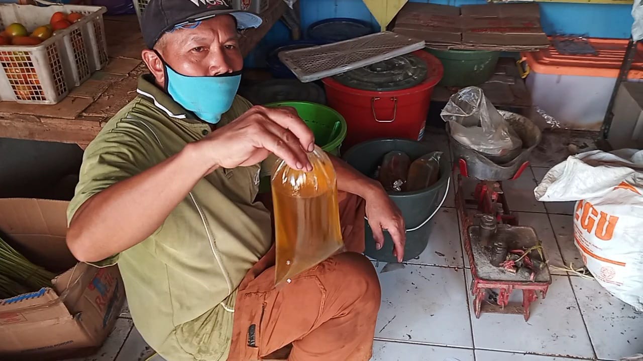 Pedagang Ngaku Ribet Dagang Minyak Goreng Curah Pakai PeduliLindungi