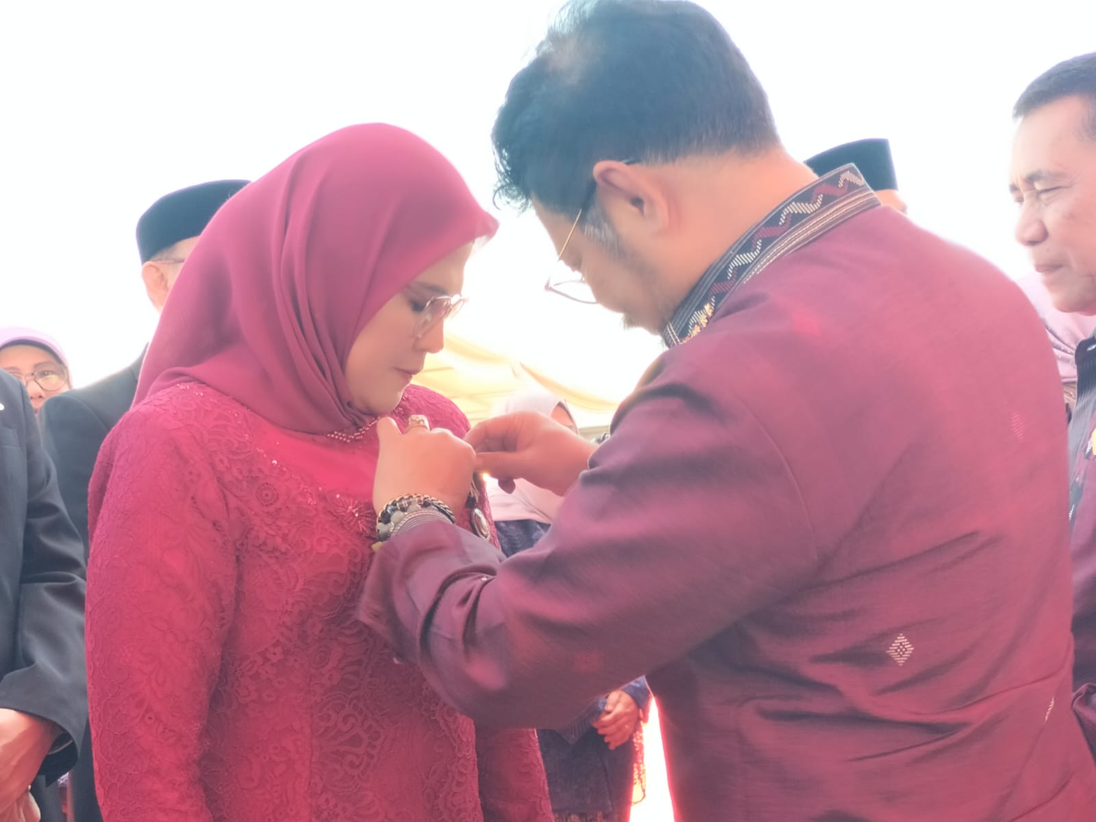 Dinilai Berhasil, Jokowi Sematkan Penghargaan Tanda Kehormatan Satyalancana Wirakarya kepada Bupati Nina 