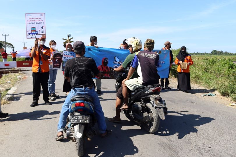 Sosialisasi Keselamatan Berlalulintas, PT KAI Minta Hati-Hati Saat Melintas di Perlintasan Kereta Api 