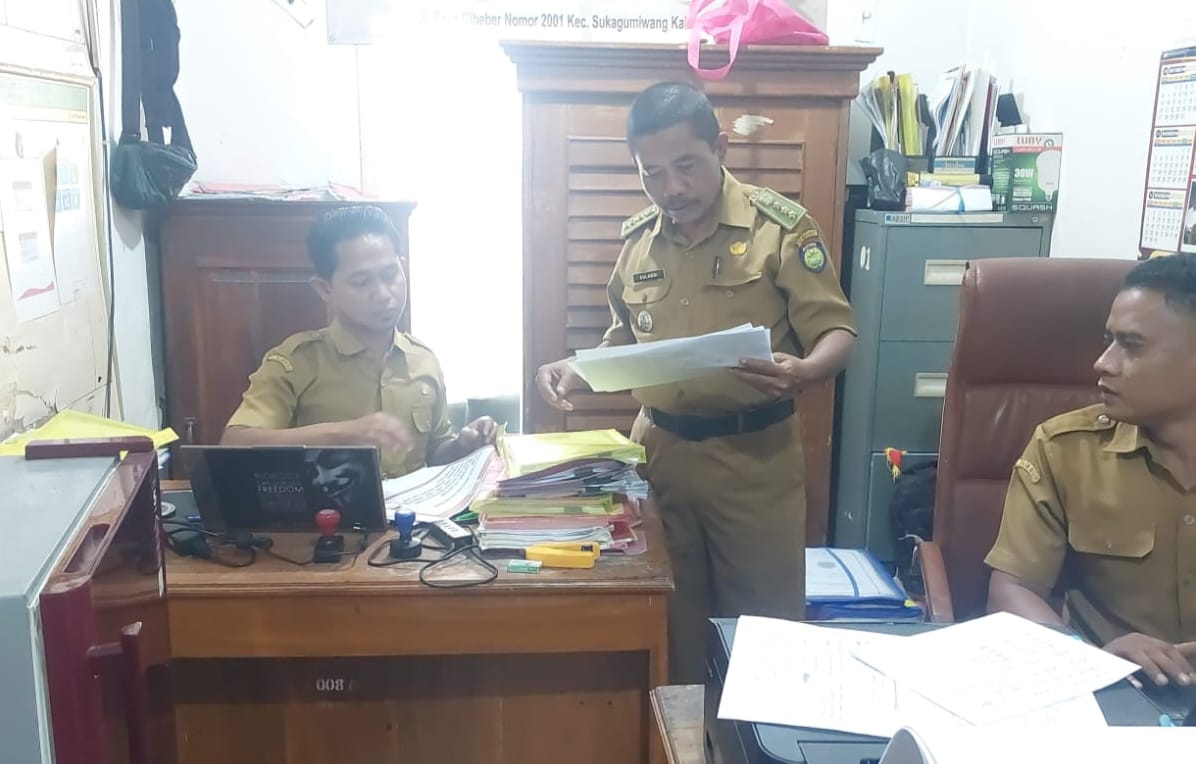 Pemcam Sukagumiwang Pastikan Pemdes Tertib Administrasi 