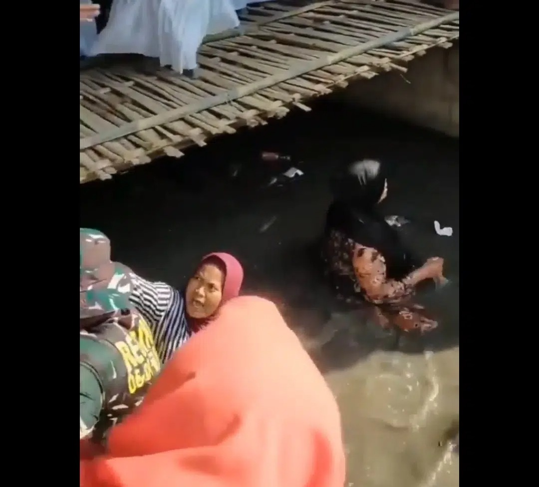 Panggung Hajatan Ambruk, Tamu Undangan Tercebur ke Irigasi Indramayu Jadi Viral di Medsos