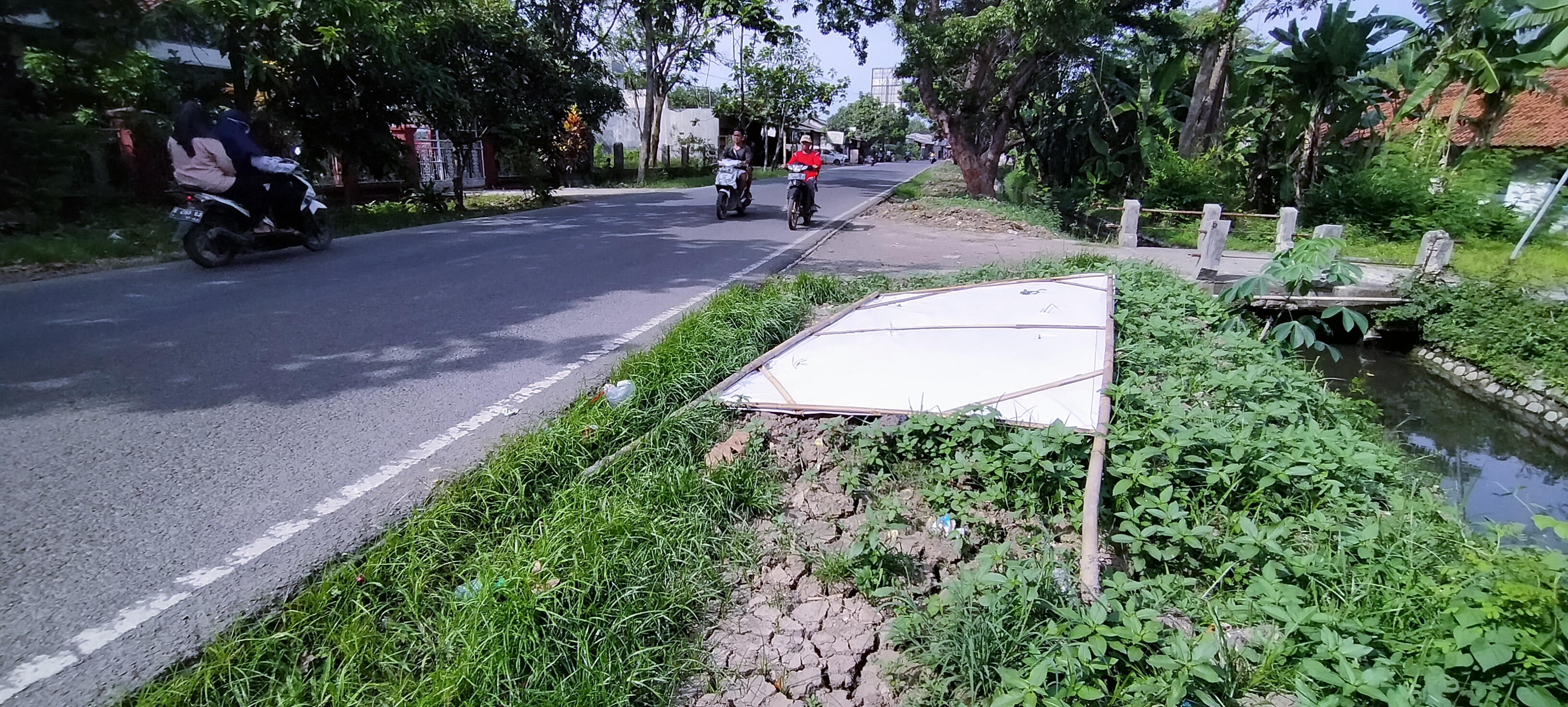 Akibat Angin Kencang Sejumlah Baliho Ambruk di Indramayu