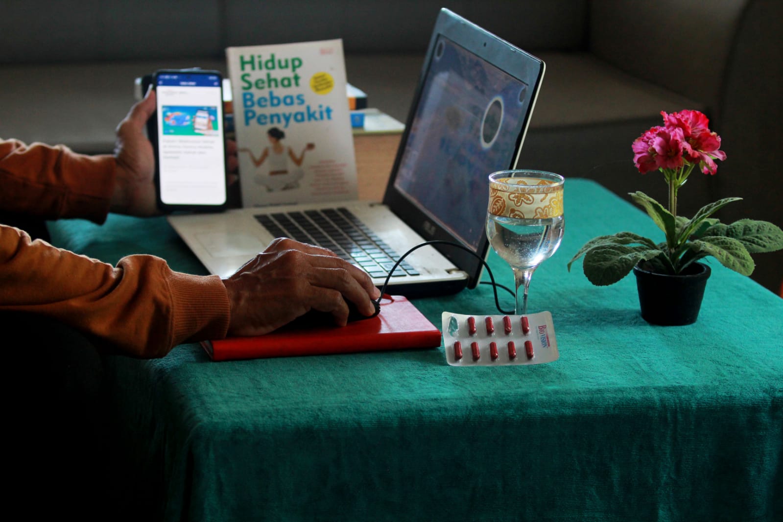 Tiap Hari Pakai Gadget dan Laptop? Ada Baiknya Minum Nutrisi Ini untuk Menjaga Mata Tetap Sehat