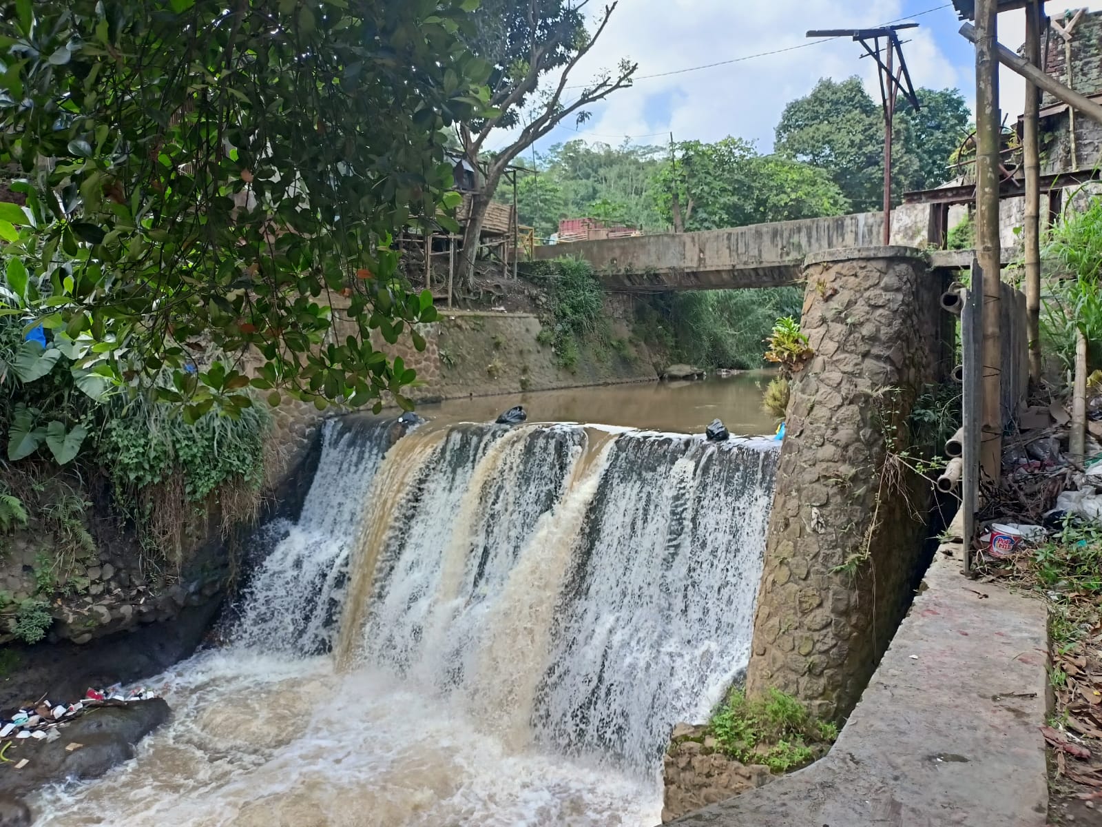 DLH Jabar Tindaklanjuti Dugaan Pencemaran di Sungai Cimeta