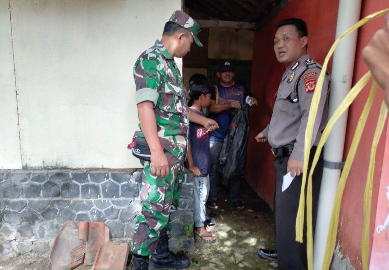 Tega! Bayi Dibuang di Sumurwiru , Ditemukan Pula Jaket Kulit dan Sarung Berwarna Hitam di Lokasi Penemuan Bayi