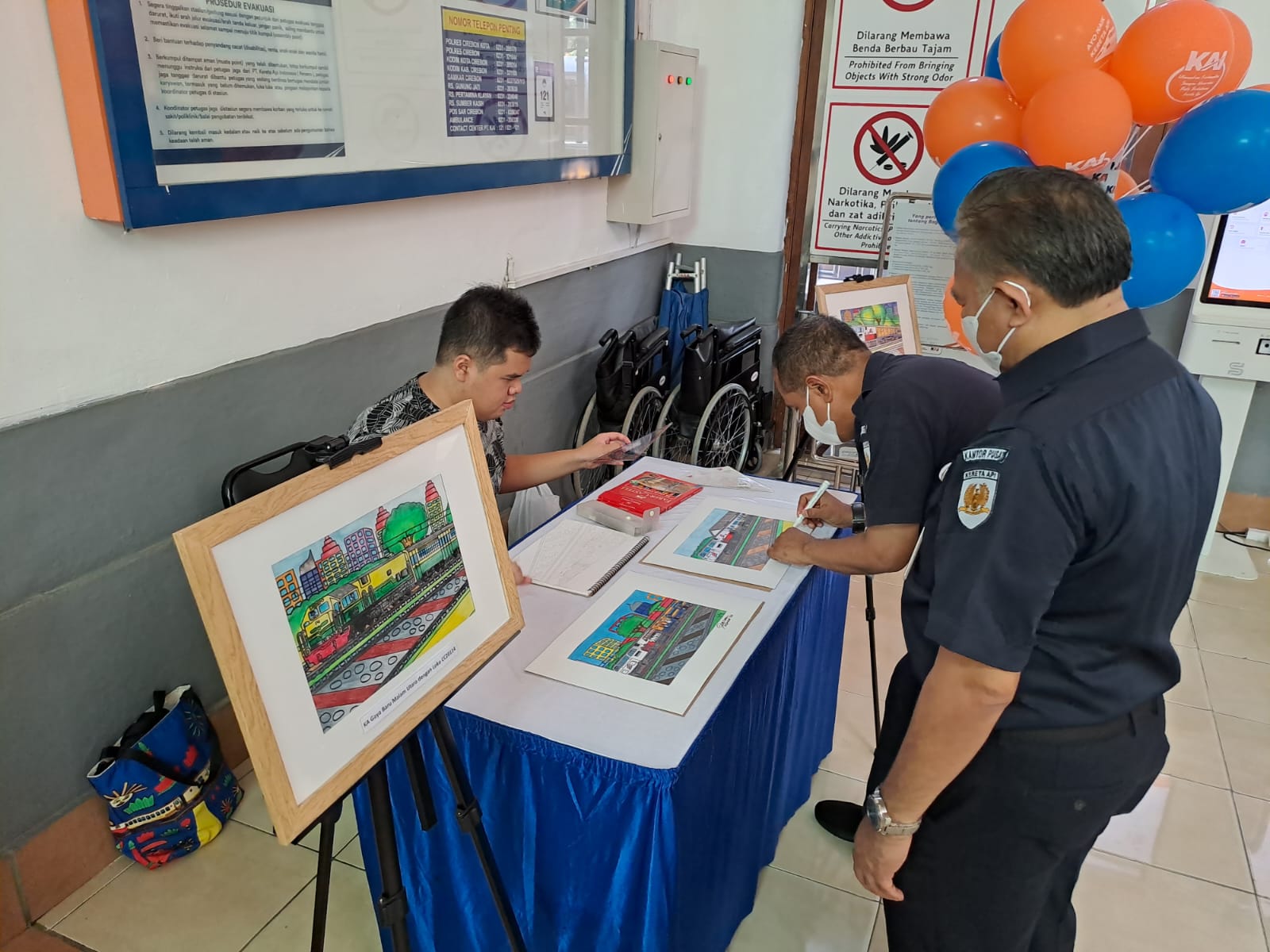 Pameran Lukisan Remaja Autistik Meriahkan Angkutan Lebaran di Stasiun Cirebon