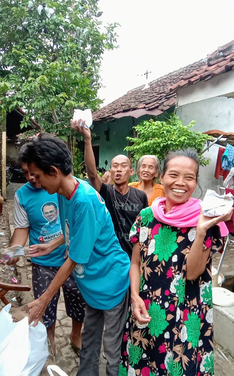 Partai Gelora Dirikan Dapur Umum dan Bagikan Nasi Bungkus untuk Warga Terdampak Banjir