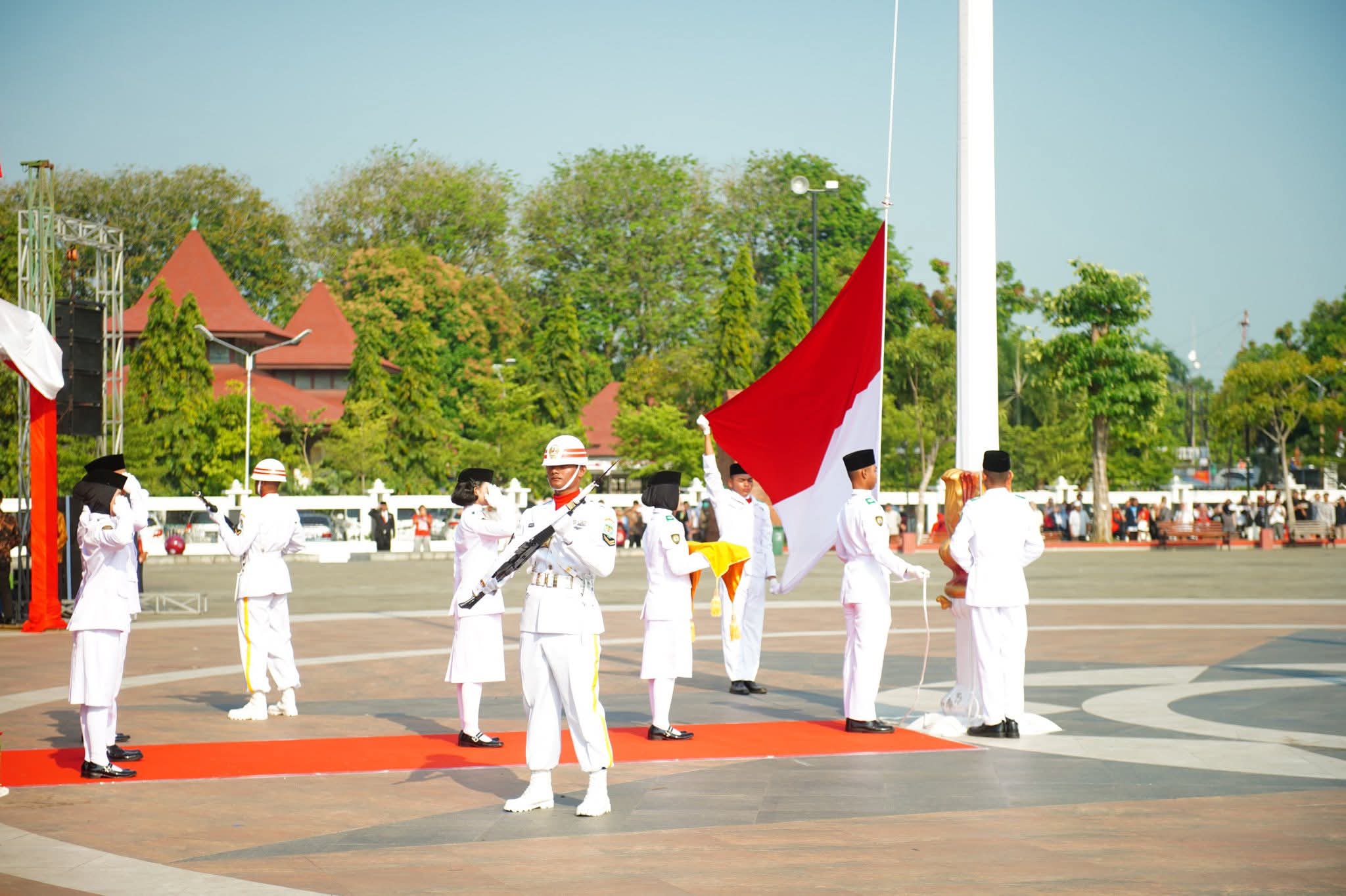 Upacara HUT ke-80 RI di Alun-Alun Indramayu, Bupati Lucky Ajak Masyarakat Kuatkan Komitmen dan Kerja Nyata 