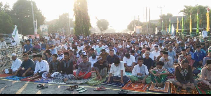 Jamaah Salat Ied Meluber Kejalan Pantura