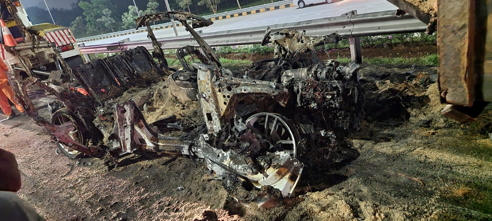 Mobil Mewah Porshe Tabrakan Truk Terbakar di Tol Jagorawi
