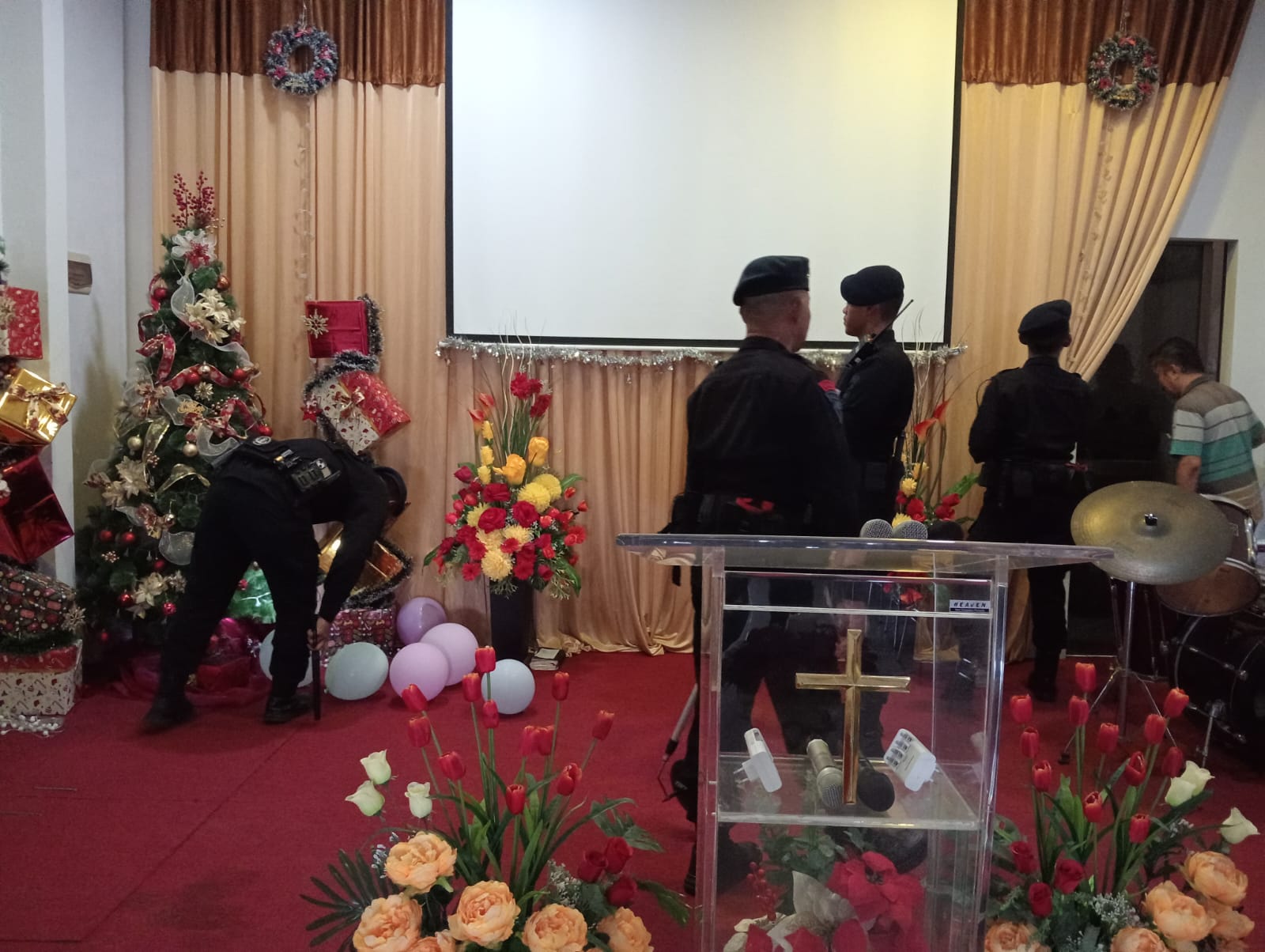 Pastikan Ibadah Natal Aman, Jibom Gegana Brimob Sterilisasi Gereja di Indramayu