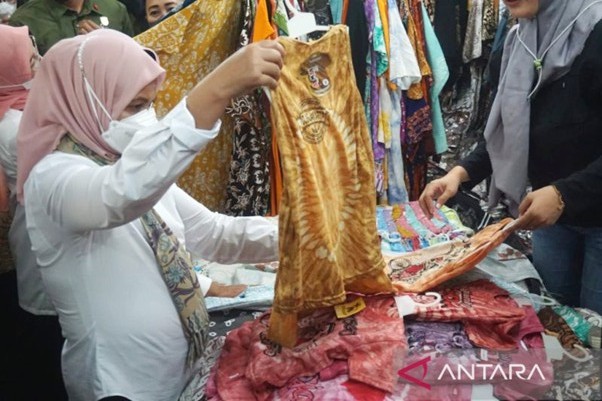 Sempat Layani Permintaan Swafoto, Ibu Iriana Belanja Habis Dua Juta di Pasar Beringharjo