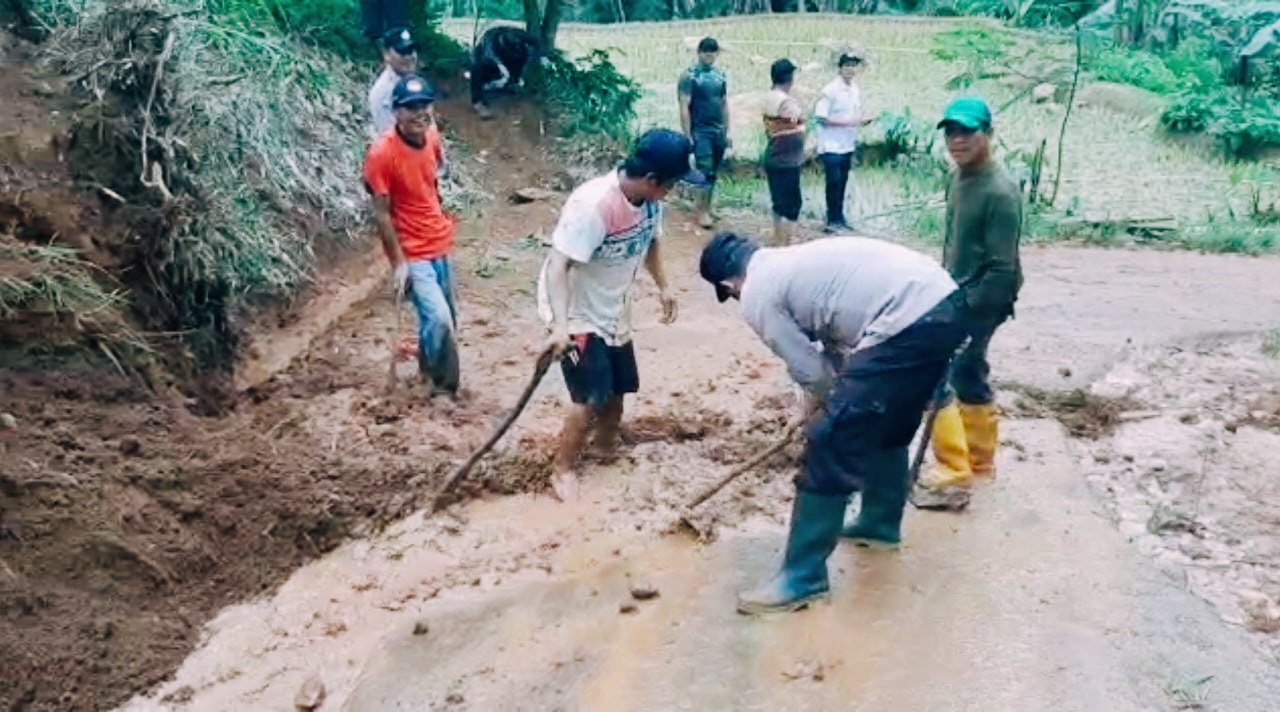 Diguyur Hujan Intensitas Tinggi, Longsor Tutupi Jalan di Desa Werasari 