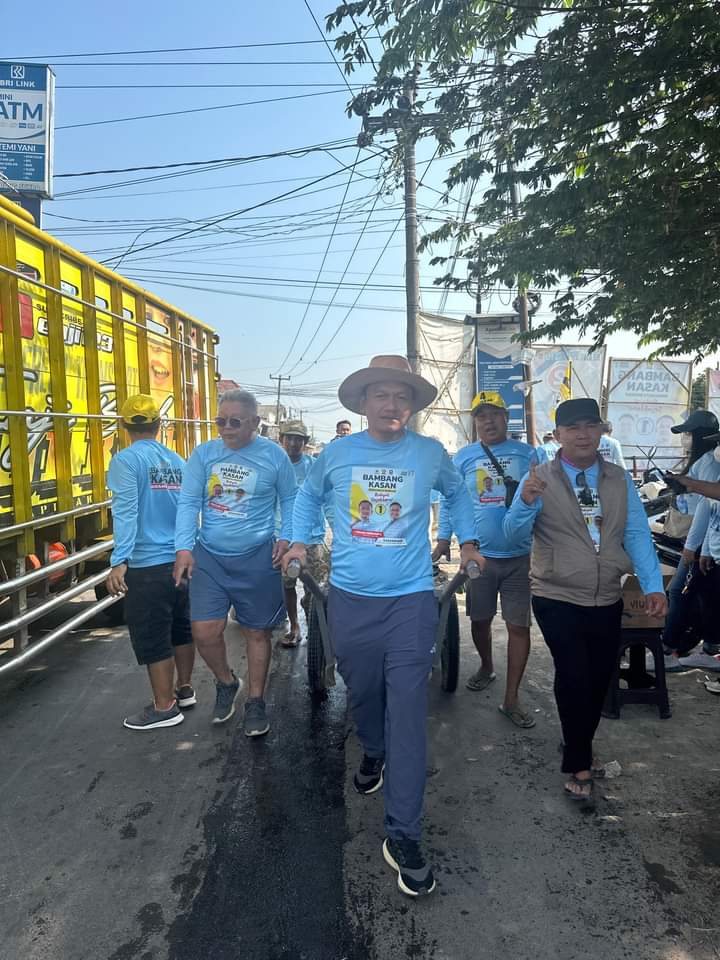 Peduli Lingkungan, Bambang Hermanto Bersama Relawan Bersihkan Pasar Sukra