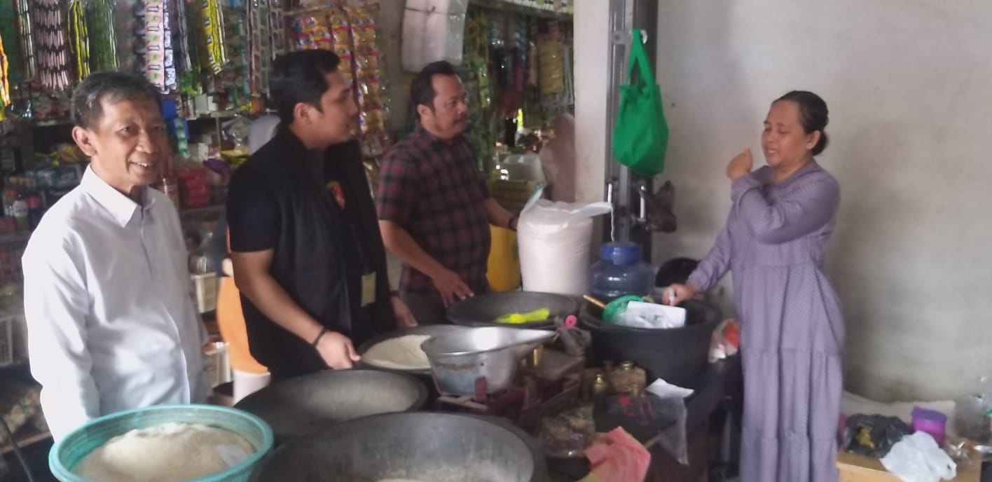 Pasca Lebaran, Polres Majalengka Bersama Disperindag Sidak Pasar Desa Ciborelang Jatiwangi